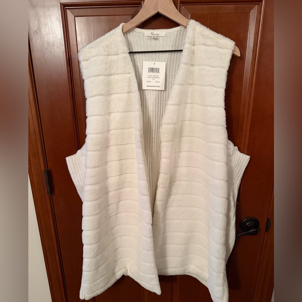 89th & Madison White Magnolia Sweater Vest
